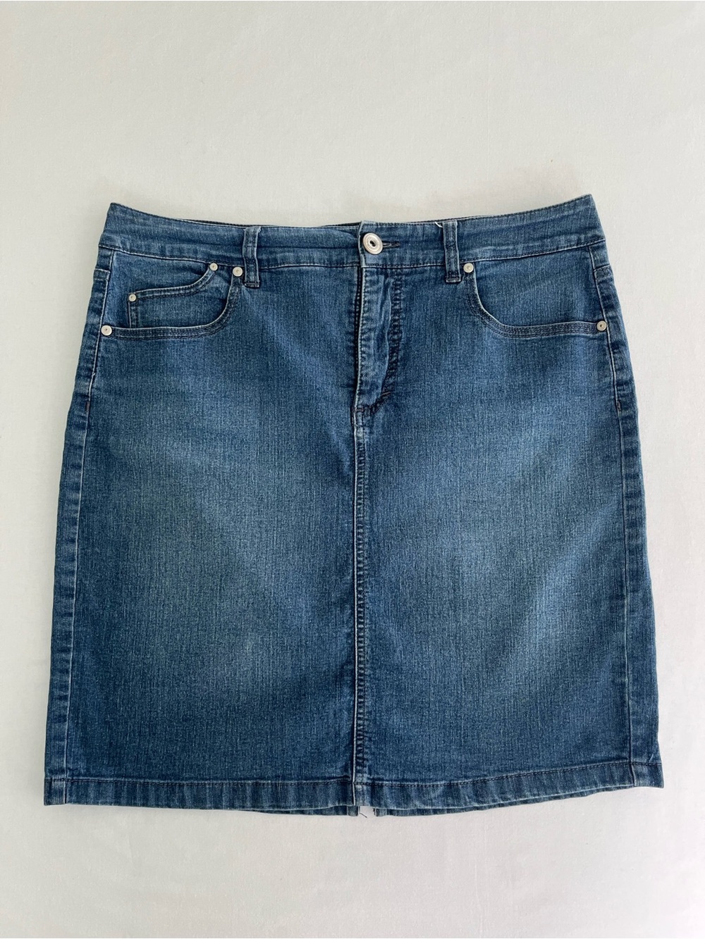 Bandolino Women’s Blue Denim Dark Wash Embellished Pockets Stretch Skirt
Size 10